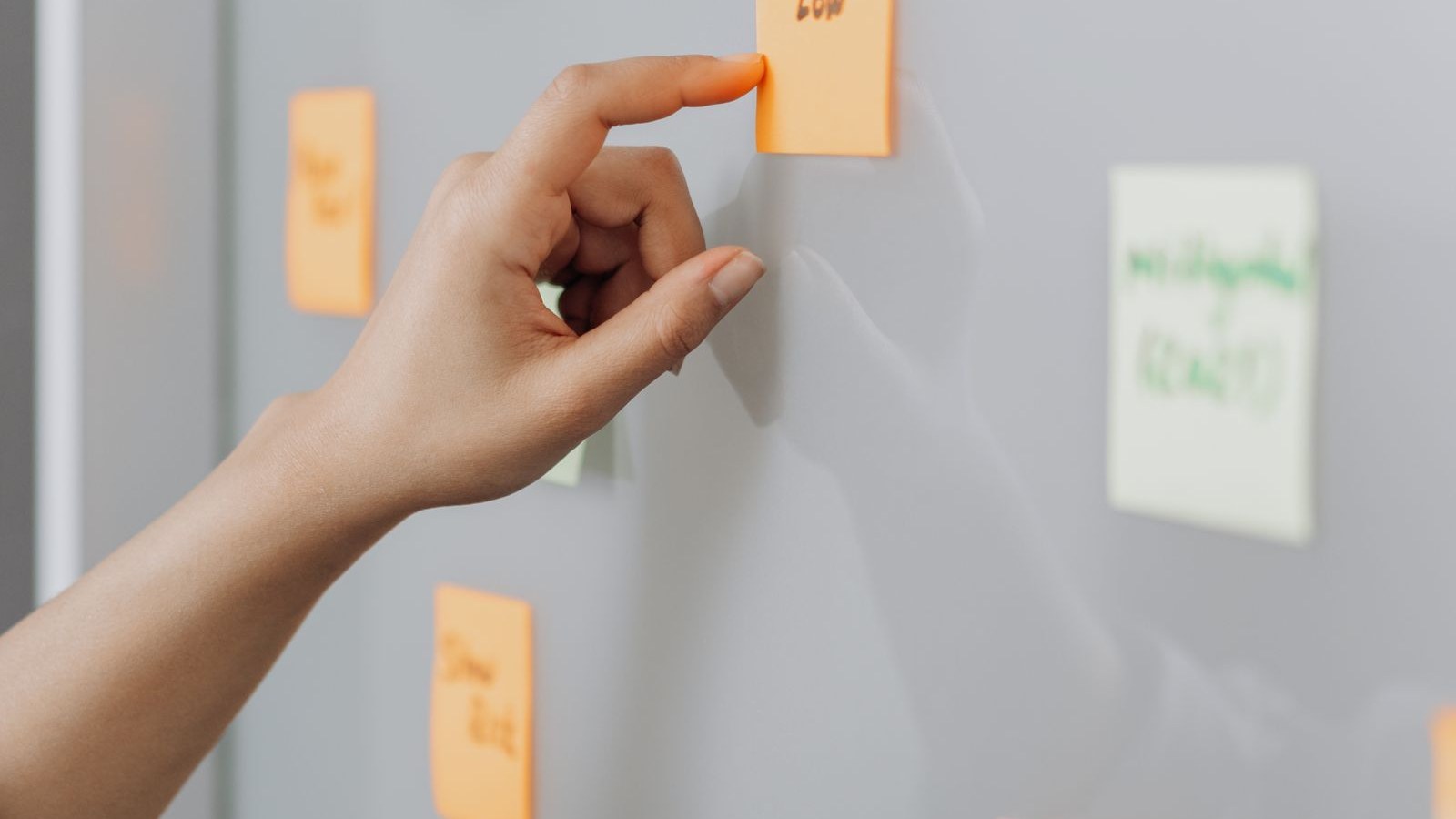 Sticky notes outlining net terms checklist for B2B payment terms