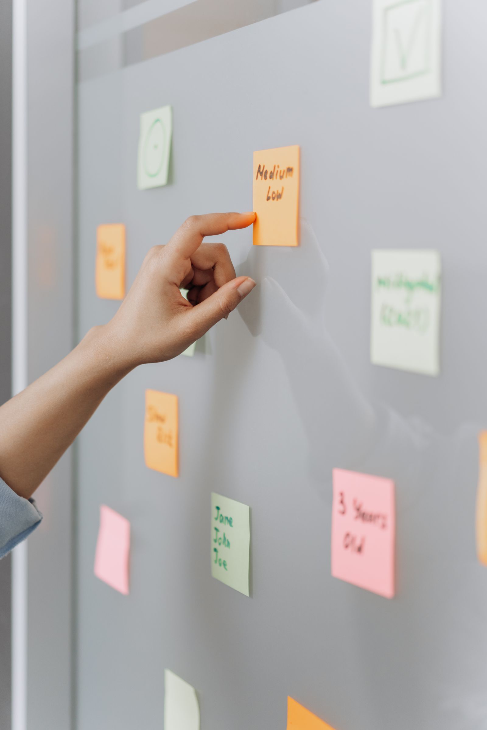 Sticky notes outlining net terms checklist for B2B payment terms