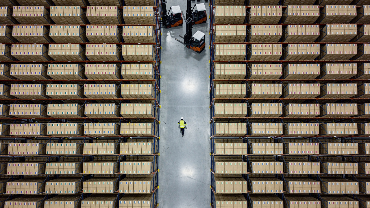 Organized warehouse with smart inventory management and AI forecasting